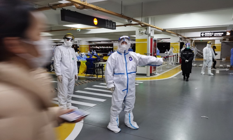 Trạm xét nghiệm lưu động dưới hầm để xe của sân bay. Ảnh: Global Times