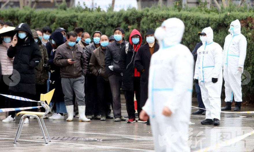 Người dân quận Tân Hải xếp hàng chờ xét nghiệm. Ảnh: Global Times