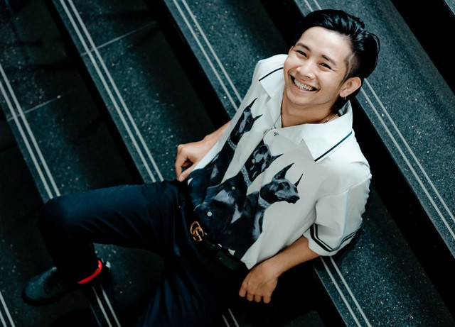 Trước khi đến với Rap Việt, anh đã từng làm mưa làm gió trong đoạn rap "Cho hỏi là mấy giờ rồi vậy cà? / Anh taxi à anh taxi ơi / Mới đi ra ngoài có 30 phút mà đã liên tục phải hắt xì hơi" trong ca khúc "Sao anh chưa về nhà" kết hợp với AMEE.