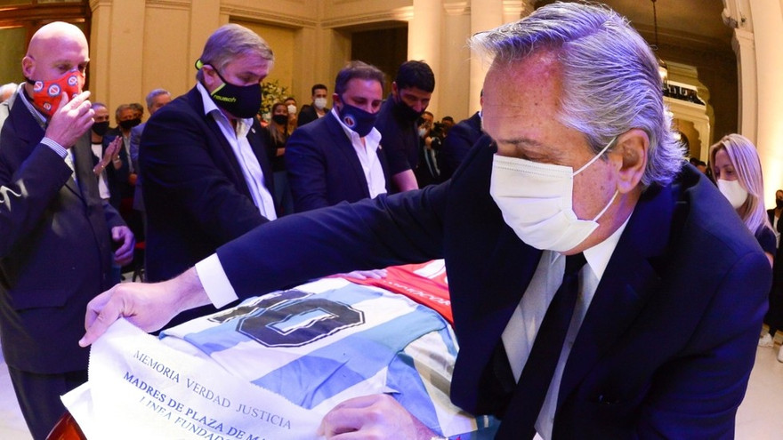 Tổng thống Argentina Alberto Fernandez viếng sao bóng đá Maradona. Ảnh: Reuters