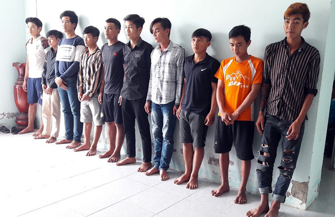 Nguyễn Văn Thạch (thứ 5 từ trái sang) cùng các bạn nhậu tại cơ quan công an. Ảnh: Thanh Thảo.