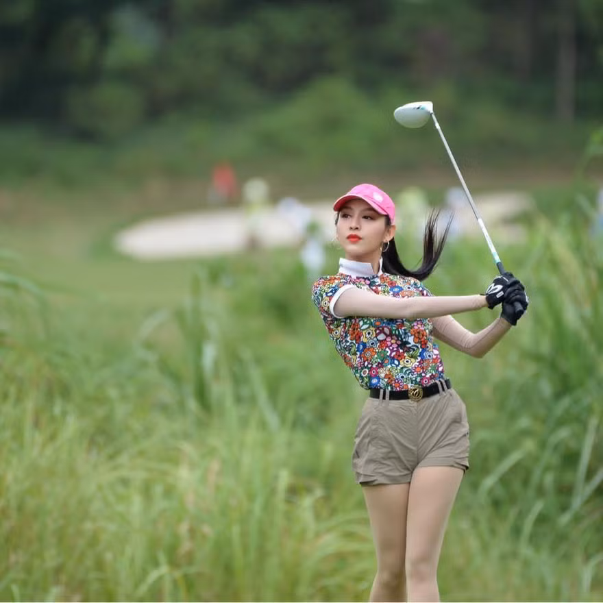Người đẹp Lê Thanh Tú tham gia thi đấu tại Tiền Phong Golf Championship 2021