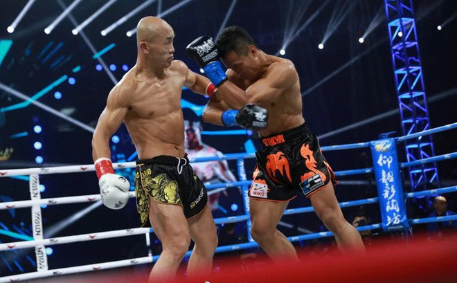 Yi Long (trái) bị võ sĩ Thái Lan hạ gục ở hiệp 2.
