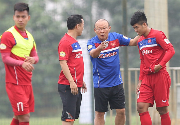 HLV Park Hang Seo hướng dẫn các học trò trong buổi tập đầu tiên. Ảnh: Zing