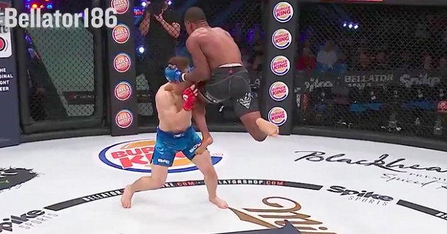 Võ sĩ MMA hạ đối thủ trong chớp mắt bằng đòn 'gối bay'