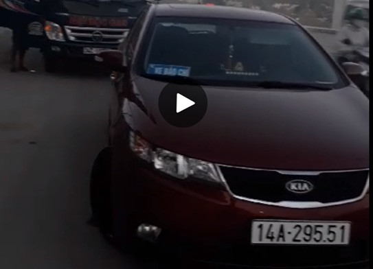 Xe gắn đèn ưu tiên, dán logo báo chí. Ảnh cắt từ clip