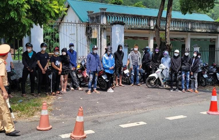 Nhón thanh niên bị lực lượng chức năng ngăn chặn. Ảnh: N.L