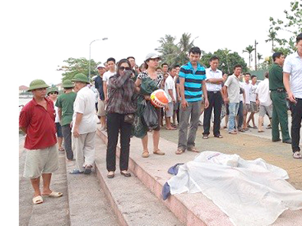 Vớt được xác nạn nhân bị mưa giông nhấn chìm ở hồ Tây