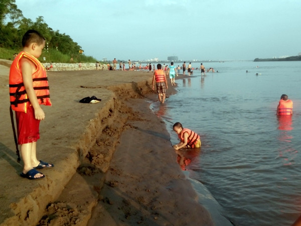 Bãi tắm sông Hồng đông như bãi biển 