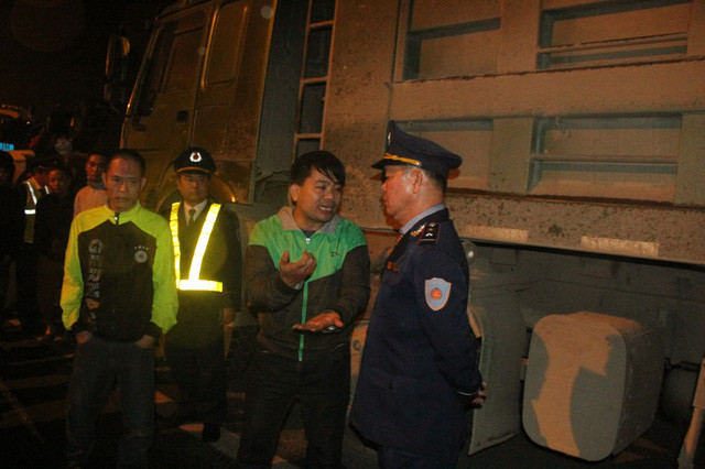 Tài xế quậy khi làm việc với cơ quan chức năng. 