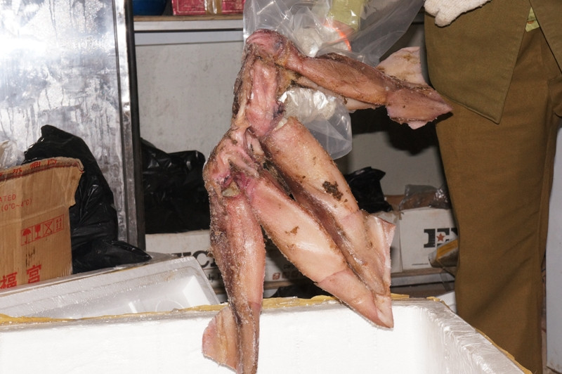 Cơ quan chức năng kiểm tra số thực phẩm nghi hết hạn sử dụng. Ảnh: MĐ