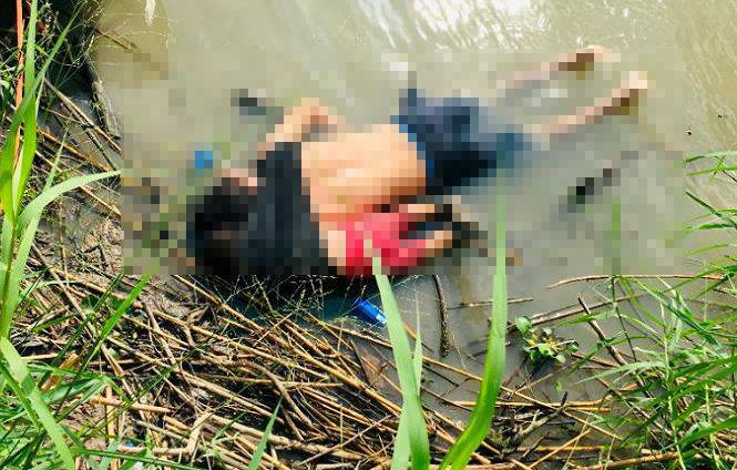 Hai bố con Oscar Alberto Martinez và Angie Valeria M gần bờ sông năm 2019. Ảnh: CNN.