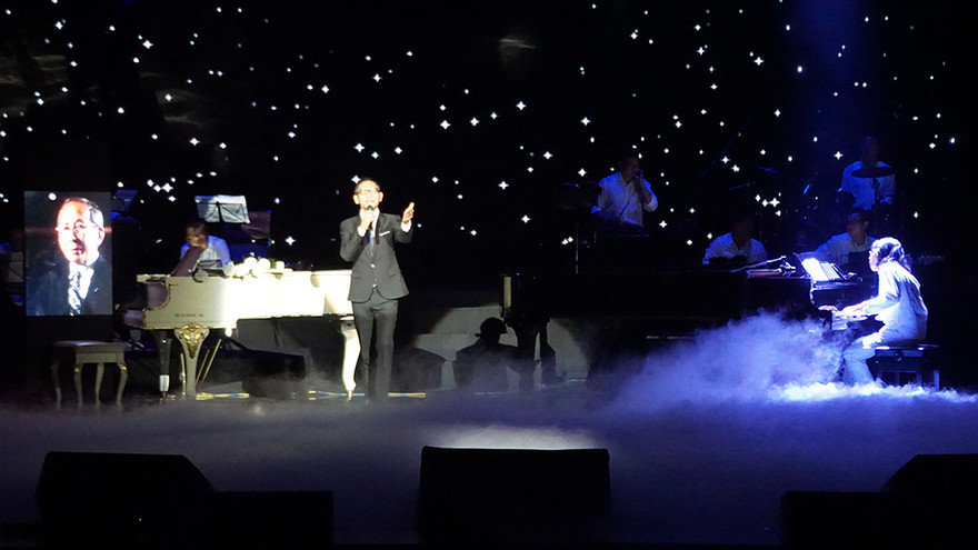 Con trai Nguyễn Ánh 9 đệm đàn cho nhóm Con Gái trong show tưởng nhớ cha