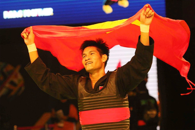 Duy Tiến ăn mừng ngôi vô địch.