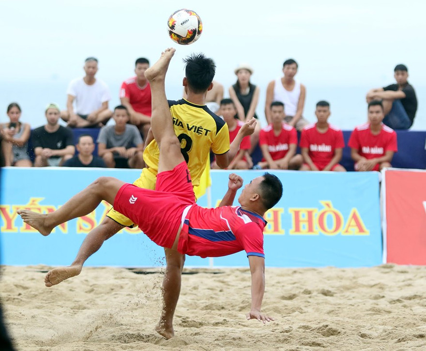 Tròn mắt với tuyệt kỹ 'xe đạp chổng ngược' trên bãi biển Nha Trang