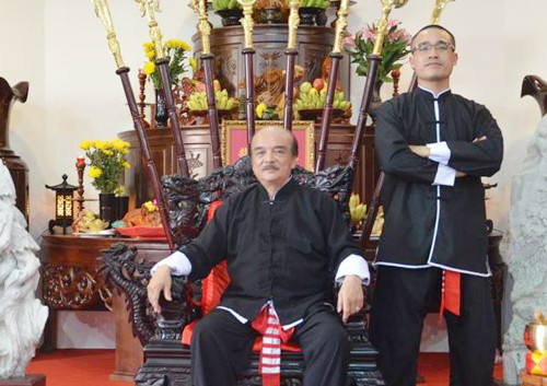 Nam Anh Kiệt (phải) bên sư phụ Nam Anh.