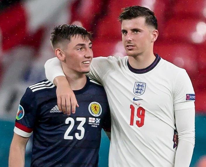 Mason Mount (đội tuyển Anh, bên phải) và Billy Gilmour (đội tuyển Scotland, bên trái) có tiếp xúc gần trong trận đấu ngày 18/6. Ảnh: The Sun