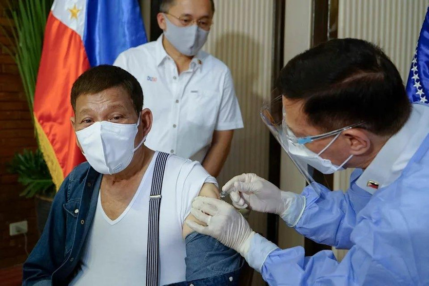 Ông Duterte tiêm vắc xin hôm 3/5. Ảnh: AP