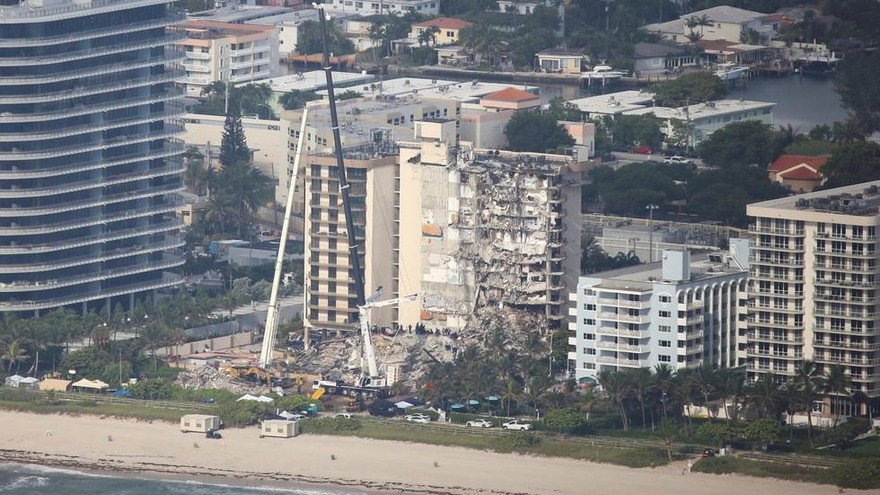 Hiện trường vụ sập tòa chung cư nhìn từ xa. Ảnh: Reuters