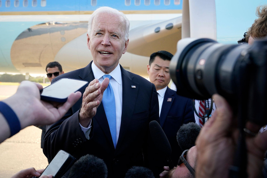 Ông Biden trò chuyện với phóng viên trước khi lên chiếc Không lực Một để trở về Washington. Ảnh: AP
