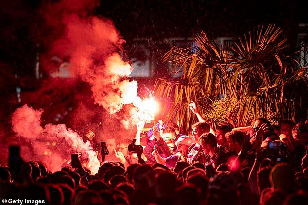 Đoàn quân Tartan đốt pháo sáng sau khi đội nhà giành được một điểm sau trận đấu với Anh. Ảnh: Getty