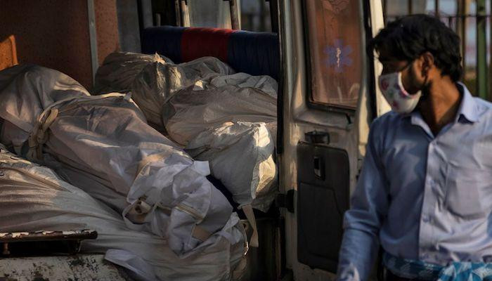 Thi thể những người mắc COVID-19 được chất đầy trên xe cấp cứu. Ảnh: Reuters
