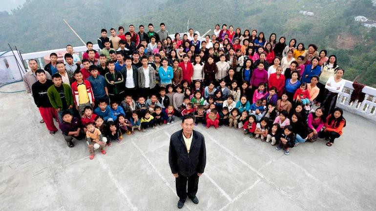 Ông Ziona Chana cùng các vợ, con, cháu. Ảnh: India Today