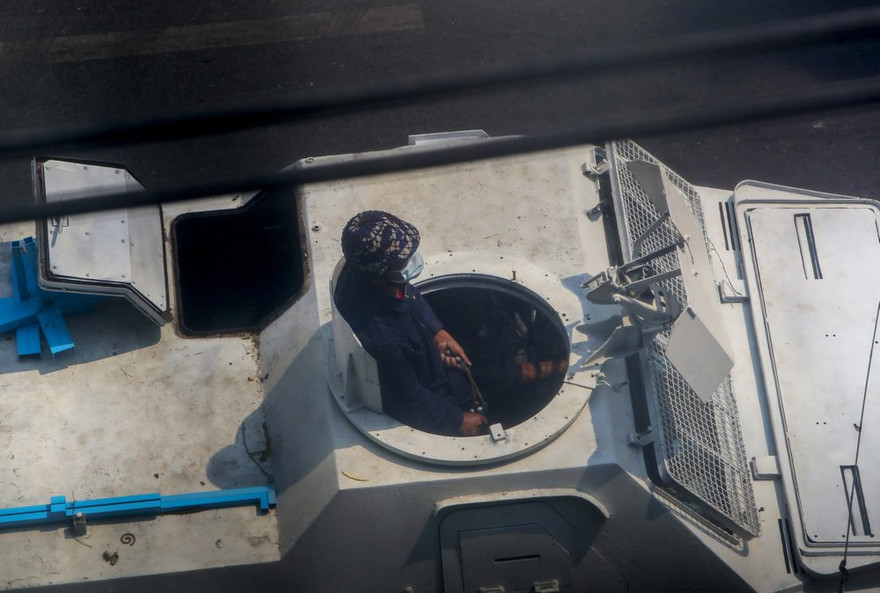 Cảnh sát tham gia khống chế người biểu tình ở Mandalay ngày 3/3. Ảnh: AP