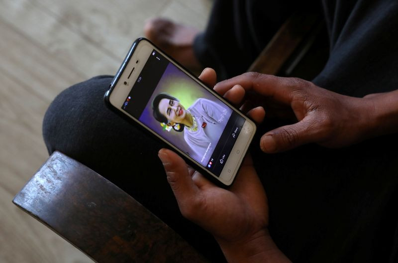 Người Myanmar theo dõi tin tức về cuộc biểu tình trong nước. Ảnh: Reuters