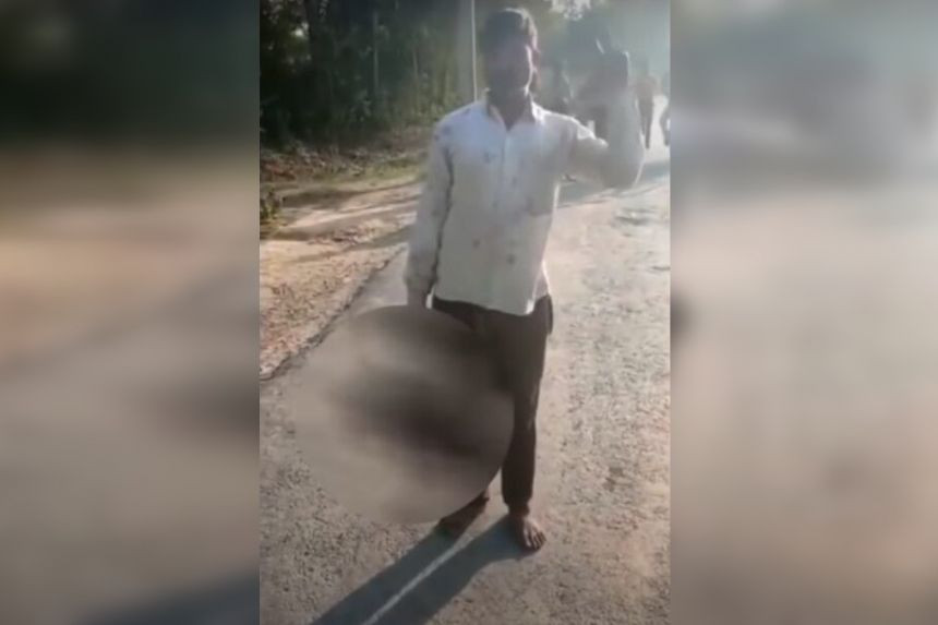 Người cha mang đầu con gái đi tự thú. Ảnh: Twitter