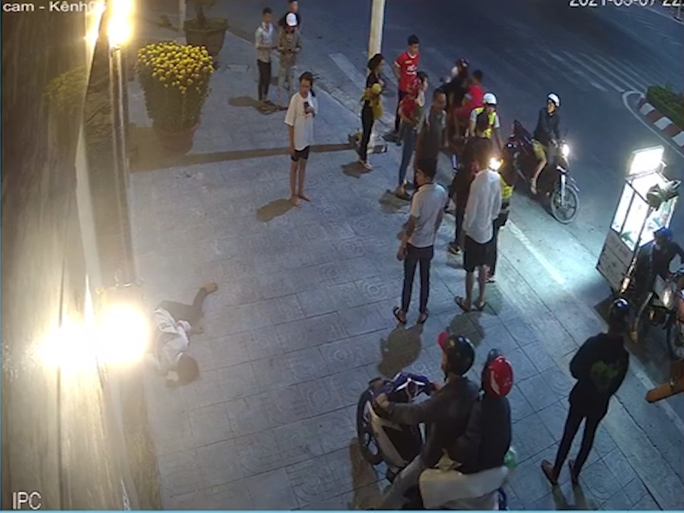 Nạn nhân nằm gục sau khi bị chém tới tấp vào người