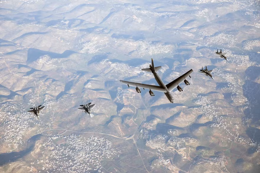 F-15 Israel hộ tống B-52 Mỹ. Ảnh: IDF