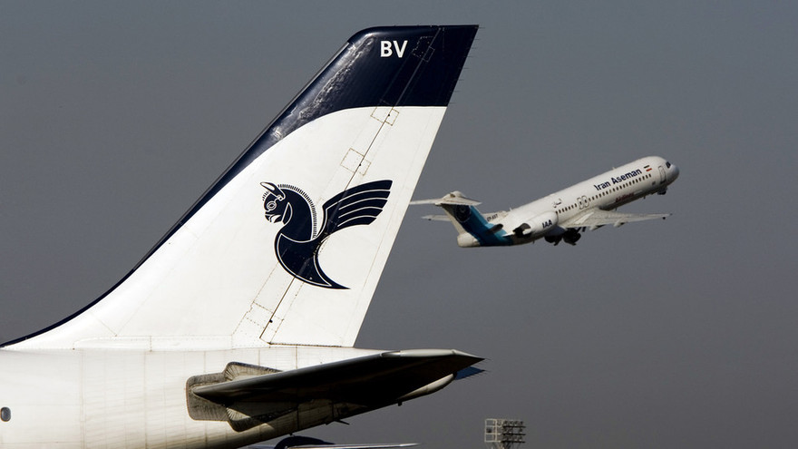 Một chiếc máy bay loại Fokker 100 cất cánh từ sân bay Tehran. Ảnh: Reuters