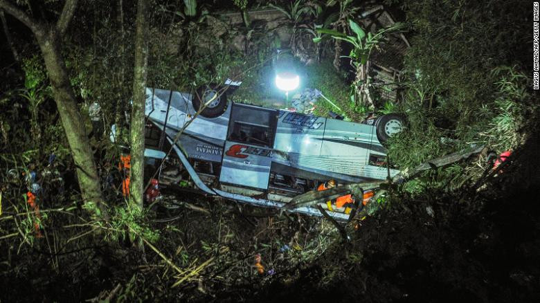 Chiếc xe lật nghiêng sau khi bị rơi xuống khe núi. Ảnh: AP