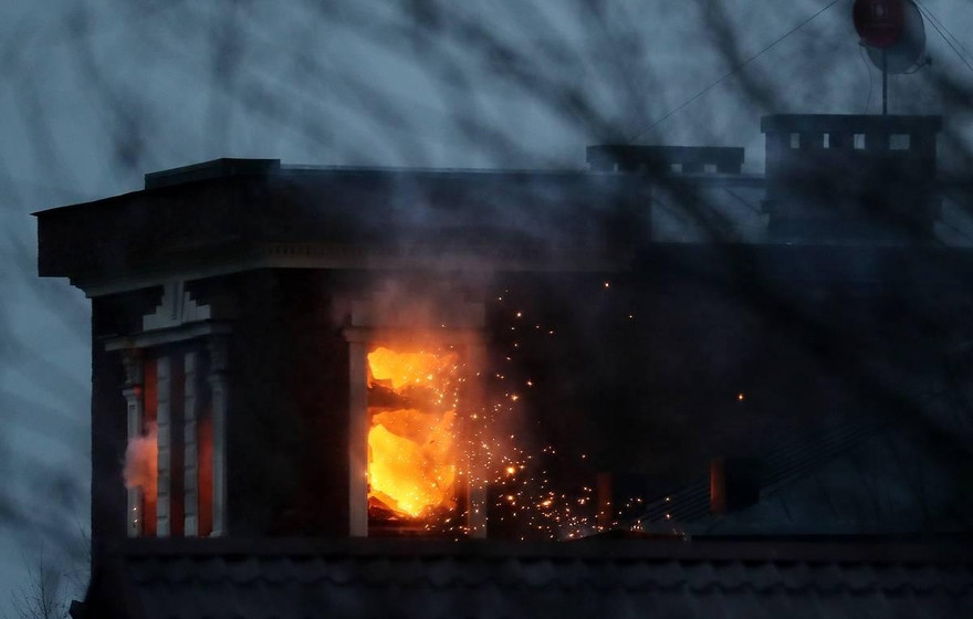 Căn hộ của Vladimir Bardanov bốc cháy dữ dội. Ảnh: Tass