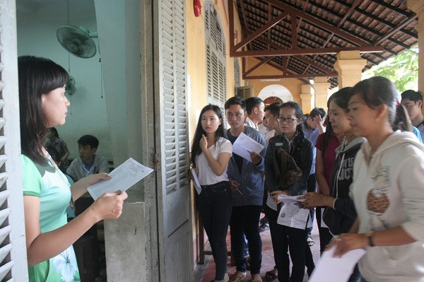 Thí sinh đang làm thủ tục dự thi tại cụm thi Cần Thơ