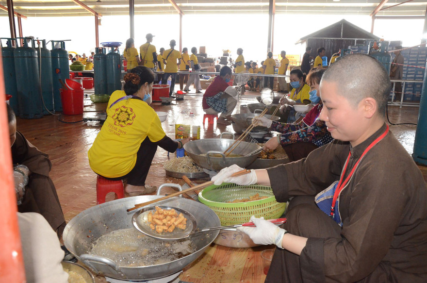 Ni cô đang nấu các món ăn tại khu bếp khủng. Ảnh: Minh Đức