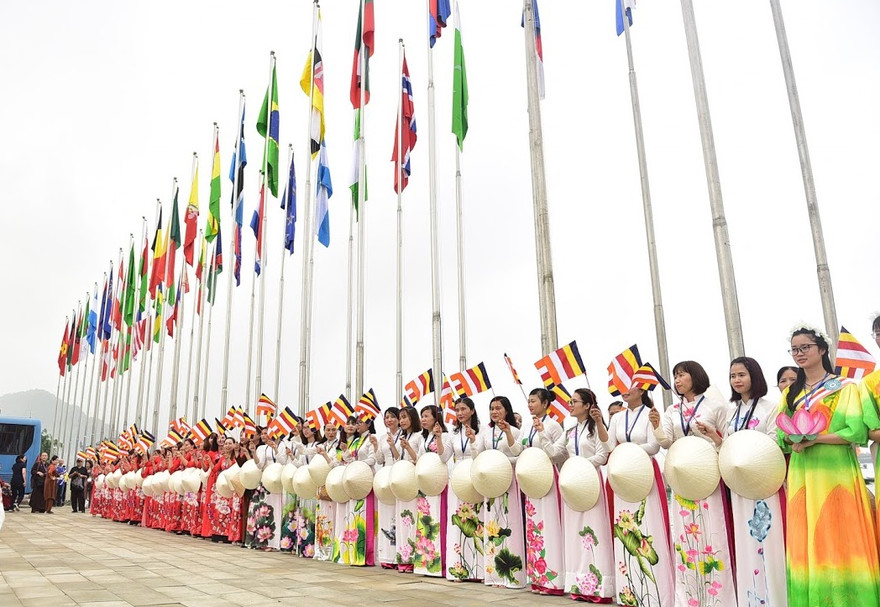 Hình ảnh nữ sinh tại chùa Tam Chúc. Ảnh: M.Đ