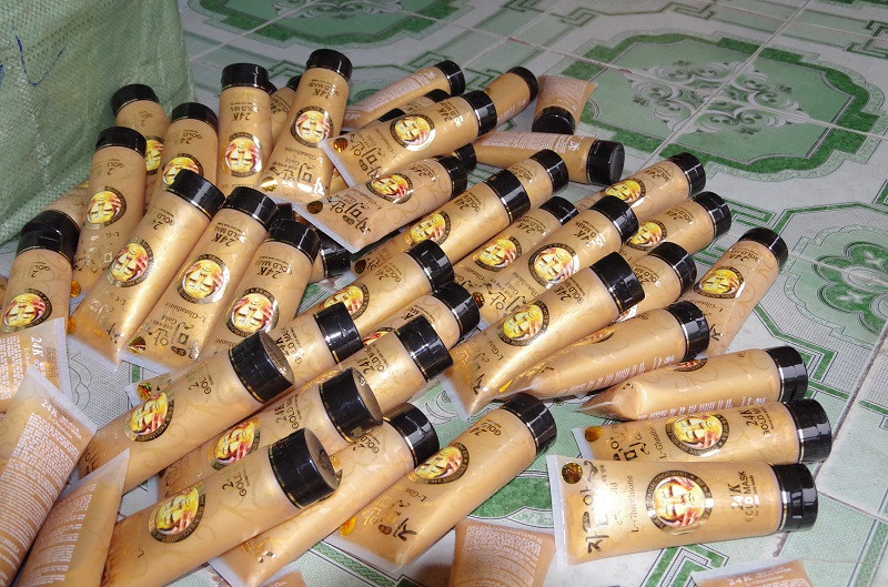 Công an thu giữ số mỹ phẩm không hoá đơn chứng từ.