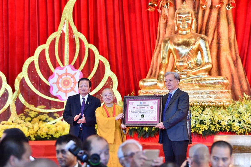 Thượng tọa Thích Nhật Từ, Phó Tổng Thư ký Ủy ban Tổ chức Quốc tế ICDV-Vesak 2019 đại diện BTC nhận kỷ niệm chương từ Hội Liên Minh Kỷ lục thế giới và Kỷ lục gia Việt Nam. Ảnh: Như Ý