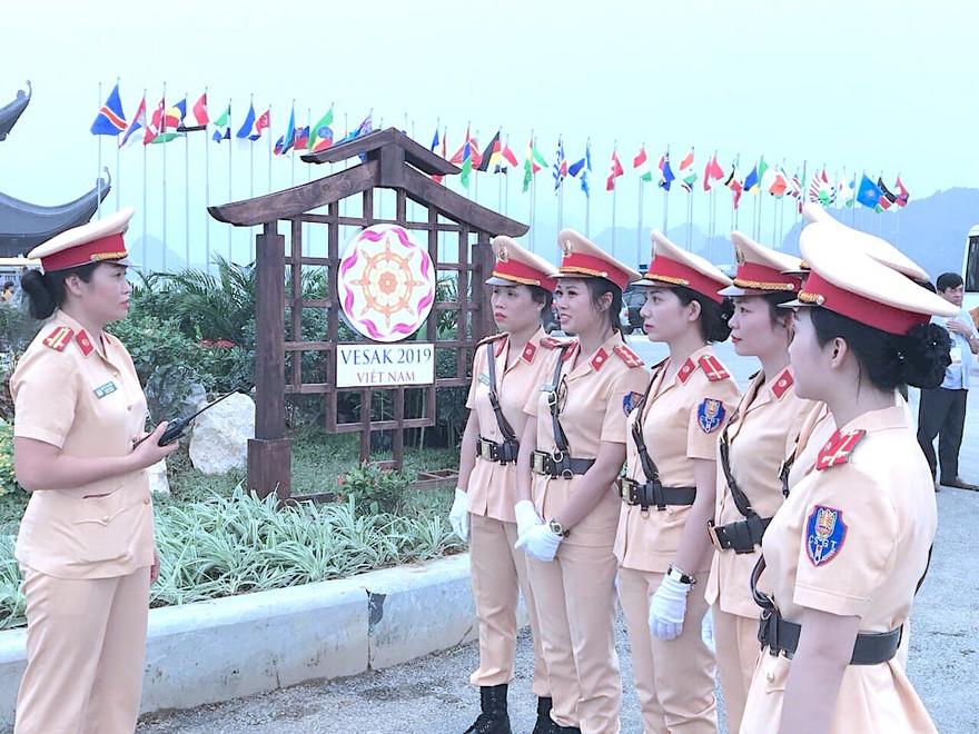 Hình ảnh nữ CSGT đã giúp du khách hạ nhiệt giữa tiết trời nắng nóng. Ảnh: Như Ý