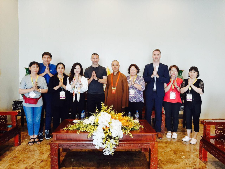 Cựu tuyển thủ Ryan Giggs đến thăm chùa Tam Chúc. Ảnh: PV