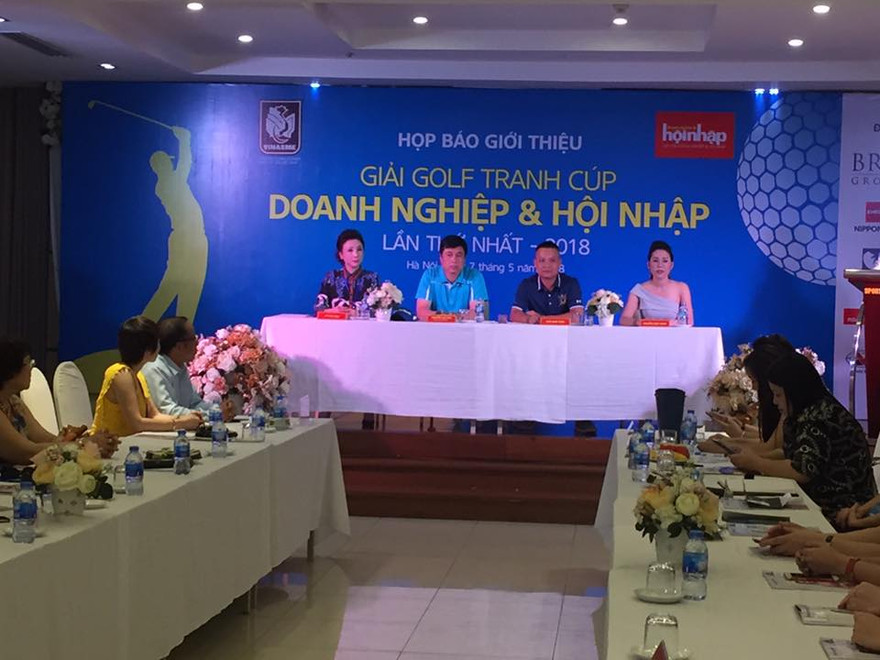 Đánh Golf tranh xe hơi và... tôm hùm