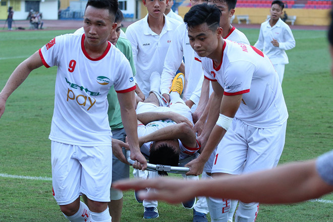 Văn Hào được các đồng đội khiêng ra xe cứu thương. Ảnh: Zing
