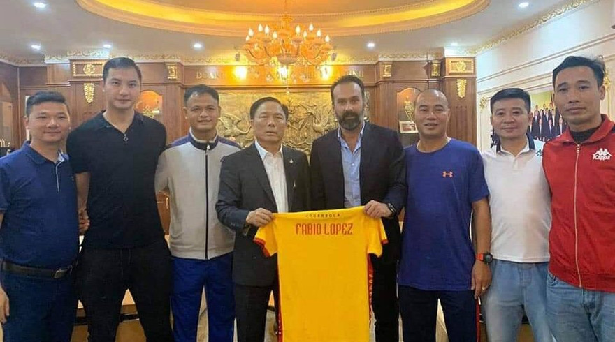 Trụ hạng thành công, Thanh Hóa mời HLV Italia