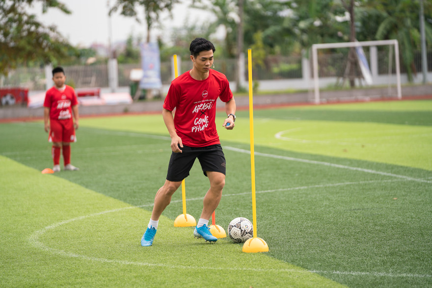 Công Phượng truyền bí quyết trở thành nhà vô địch cho cầu thủ nhí