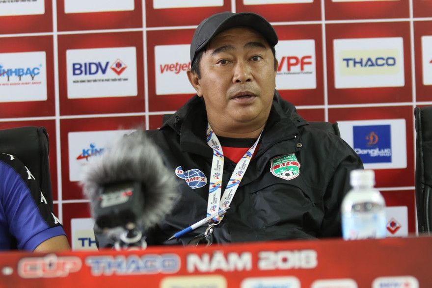 HLV Trần Minh Chiến trong buổi họp báo. Ảnh: Như Ý