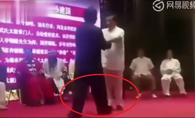 Võ sư truyền điện Trung Quốc bất ngờ ‘tắt điện’ trên võ đài