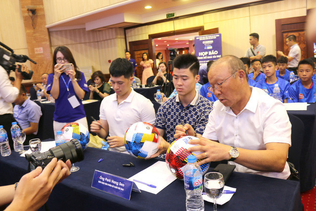 Thầy trò HLV Park Hang Seo truyền cảm hứng cho cầu thủ nhí