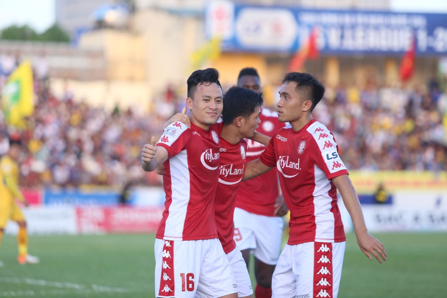 Công Phượng không ăn mừng khi ghi bàn vào lưới đội bóng quê hương